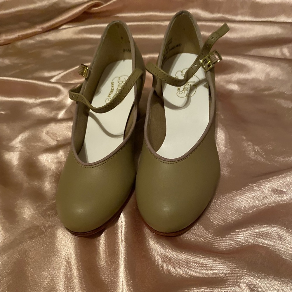 Barbettes Dancewear: size 6 women’s tan character shoes 1’5 inch heel